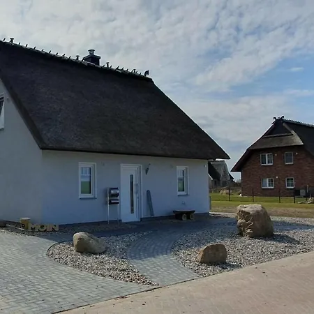 Hannes' Thatched House On Ruegen Mellnitz