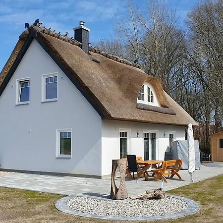 Hannes' Thatched House On Ruegen Mellnitz
