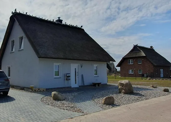 Hannes' Thatched House On Ruegen Mellnitz