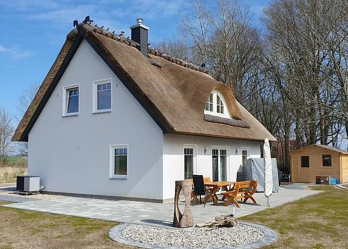 Hannes' Thatched House On Ruegen Mellnitz