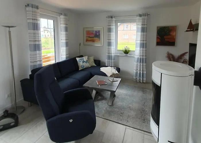 Hannes' Thatched House On Ruegen