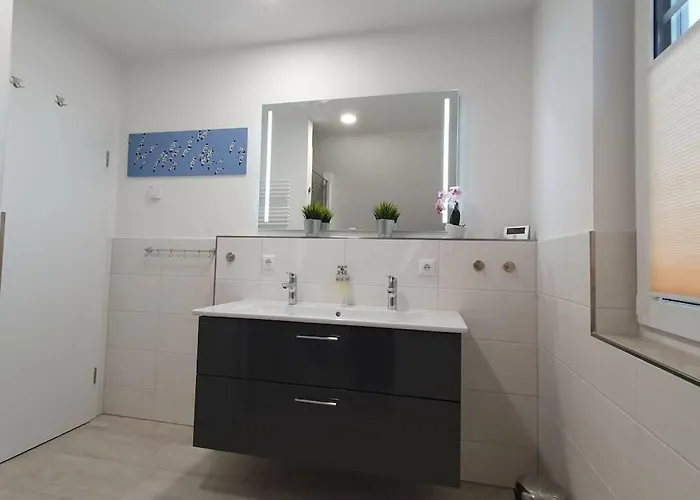 Hannes' Thatched House On Ruegen * Mellnitz